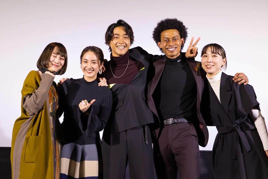 平祐奈のインスタグラム：「映画『BlindMind』公開 初日舞台挨拶ありがとうございました🌹  仲良いよねぇ我ら。 とっても楽しい舞台挨拶でした  ブラマイの輪をどうか拡げてください🫶 Twitterで私も見てます  矢野監督が夜なべした手作りパンフレットも絶対買ってね☺︎✌︎ また劇場でお待ちしております #BlindMind #新宿シネマート」
