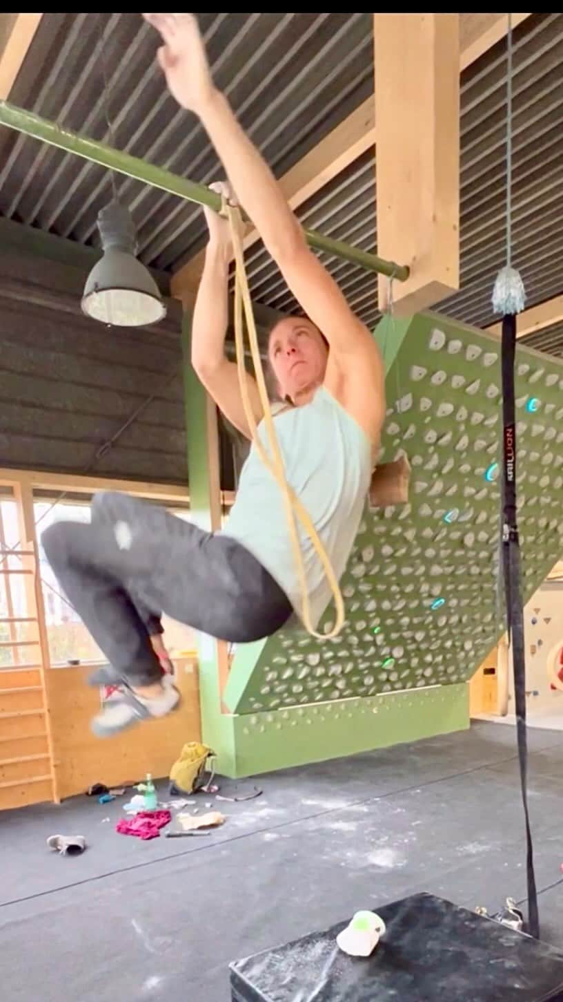 メリッサ・ル・ネーヴェのインスタグラム：「what’s power endurance for climbing ? Here is an exemple mixing different contraction on pulling exercises followed by climbing submax bouldering. ⬇️ Drop your questions ⬇️  @adidasterrex @fiveten_official @team_edelrid @deuter  #climbing #training #athlete #bouldering #calesthenics #calesthenicsworkout #climbing_videos_of_instagram #trainhard #trainlikeagirl #trainwithme #pullups #onearmpullup #chinups #climb #grimper #arrampicata #klettern #girlpower」