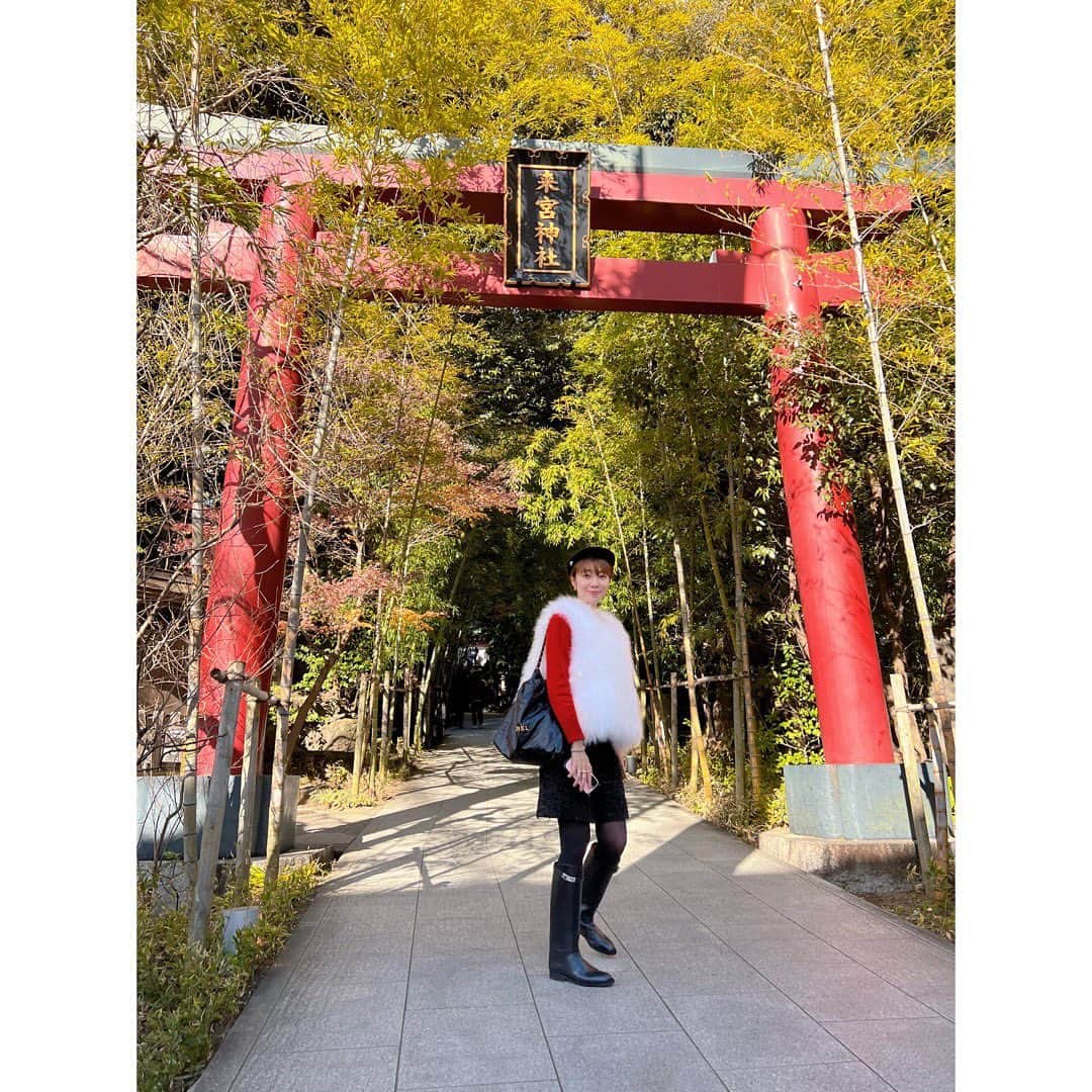 武村八重子のインスタグラム：「明けましておめでとうございます🎍⛩🎍 本年も何卒宜しくお願い致します🙇‍♀️ . 毎年お詣りにきている来宮神社のあと、一番リピートしている温泉ホテル♨️へ。 . ここの料理は本当に美味しくて、お部屋もとても広くめちゃくちゃ寛げて、何より朝日が美しく一番好きな景色！ 今年はお誕生日のお祝いまでして頂き、本当は予約取れなくなるのが嫌なので人に教えたくない！ . 次はまた来年になりそうだけど、必ず再訪しまーす🙋‍♀️ . #来宮神社 #ふたりこもれび #piano #pianist #初詣 #温泉」