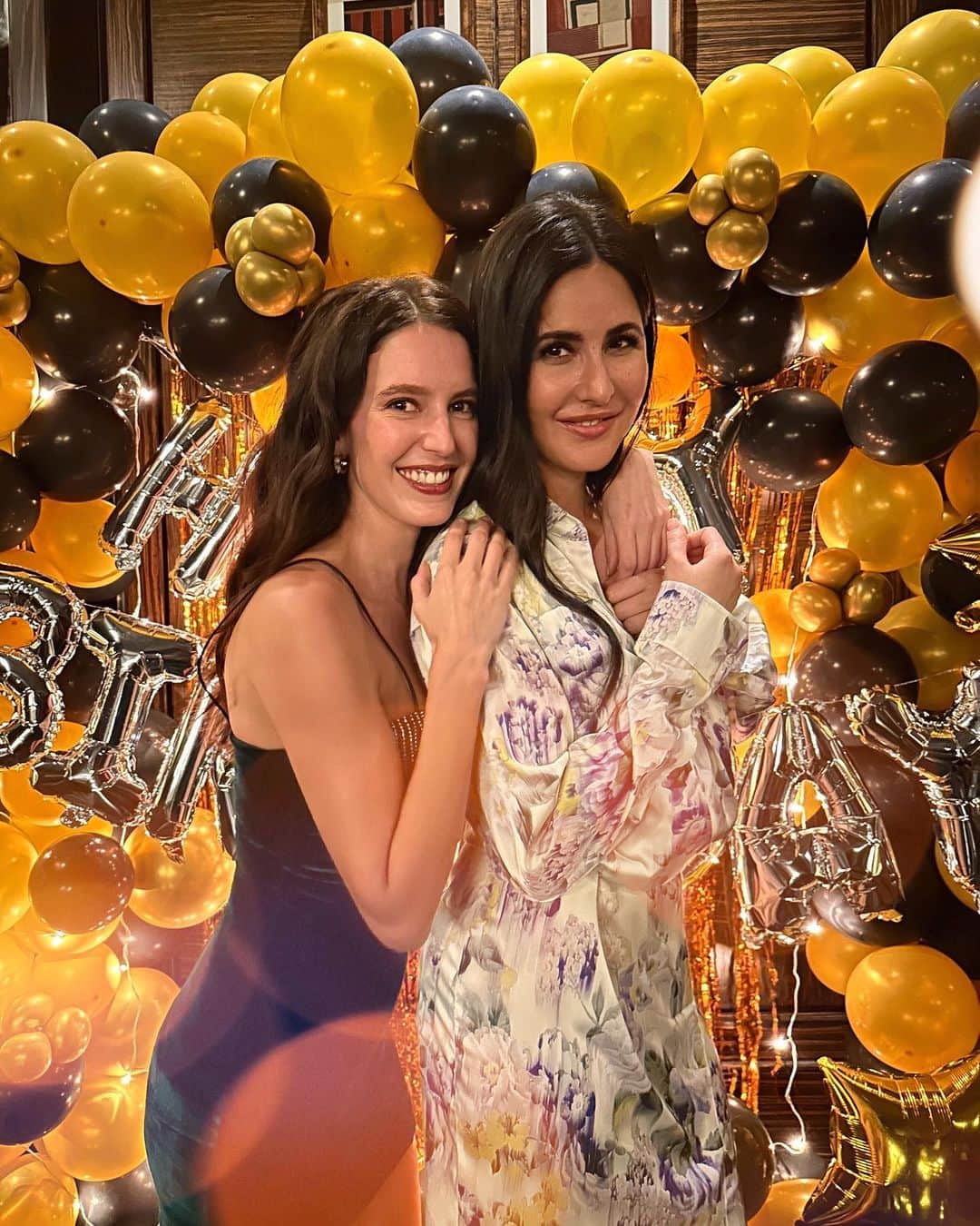 カトリーナ・カイフのインスタグラム：「It’s iszeeeeeeeeeeee happy birthday 🎈」
