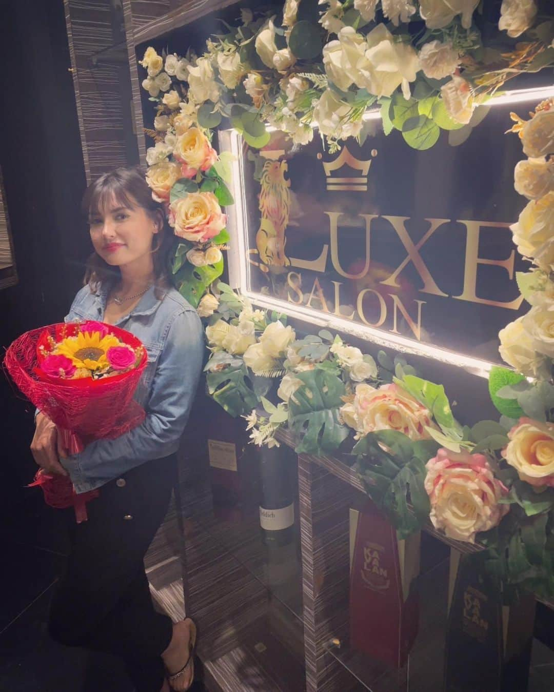 小澤マリアのインスタグラム：「Thank you so much for the surprise birthday party ˙˚ 𓆩 ✞ 𓆪 ˚˙ I’m so happy I was able to celebrate my bday in advance with my LM&LS family !! Mahal ko kayo ᥫᩣ  #mariaozawa #lesalon #lamaison #gentlemansclub #philippines #manila #surprisebirthday #lucky37 #pr #model #entrepreneur #influencer #itsmorefuninthephilippines #小澤マリア #ラウンジ #ジェントルマンズクラブ #経営者 #パートナーシップ #ナイトライフ #ナイトビジネス #サプライズパーティー #マニラ #フィリピン #マニラ生活 #東京生活 #二重生活 #人生辛ければ飲んで忘れよ #マニラへようこそ」