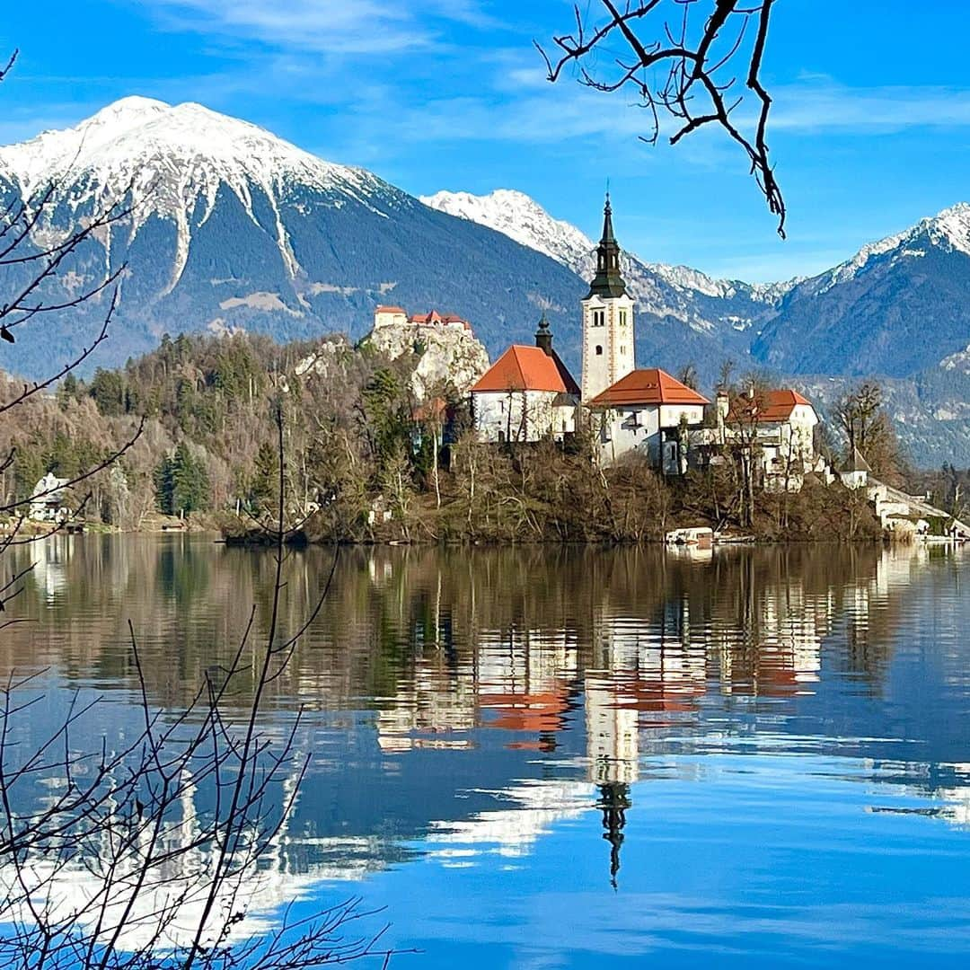 ジュリアナ・デヴァーのインスタグラム：「Ugh. We all have the one friend that looks amazing no matter what time of day or season it is. . Lake Freaking Bled, you gorgeous piece of nature. How are you always perfect? . Hubs and I are having some winter fun in Slovenia with my favorite Tina and her family. Can you believe this is Seamus’s first time here?!? . Also, the last picture of Špik mountain was taken as I stepped out of a restaurant at about 6pm. The moon was already full and illuminating the peaks. This is nightmode on my phone, handheld. I’m totally shocked at how crisp it is 🤯 . #ifeelslovenia #wintertravel #visitslovenia #lakebled #lakebledslovenia」