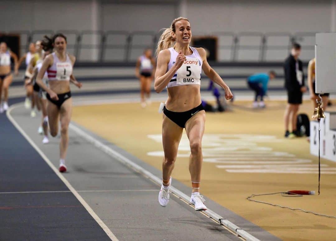 リンジー・シャープのインスタグラム：「Standing on the start line was a win for me today so I was delighted with a win in 1.28 over 600m. Having my boy watch (cause havoc) was the icing on the cake. 2023 let’s goooooo 🔥」