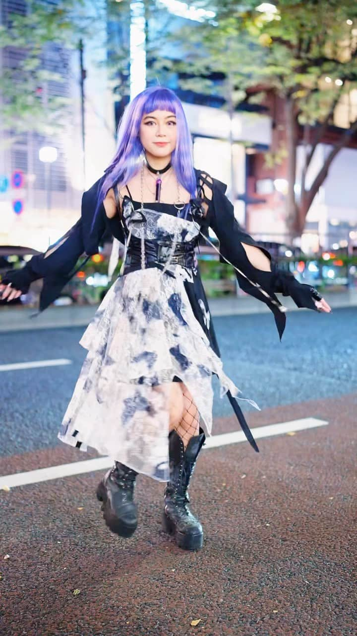 Harajuku Japanのインスタグラム：「17 Tokyo Street Styles w/ Oversized Fashion, Y2K, Goth, Kawaii & Lolita  Happy New Year from Japan! Let us know which of these new Tokyo street styles you enjoyed - and what you think of the oversized menswear. The video song is by one of the girls in the video, Harajuku regular @RinneAmano_. Check Rinne’s account for more of her original music and please support her if you like it! Also in this video are several other well known Harajuku personalities, how many can you recognize? We took a little break from editing over the holidays, but we were shooting, so we have many more new Harajuku street snaps to share with you soon. Have a great 2023 everyone and thank you for supporting the Harajuku street fashion scene. Hope to see more of you in Japan this year!  People in this video: @rinrindoll @drahtoid @madpipopipo @pinktaho @sexrifice (in @mind_infection) @dressing_is_a_way_of_life_ (@gs9clothing) @tananasho (in @kemono.japan) @rinneamano_ (her song is the music for this video) @kanenashigram_nonitijou @shiroe0_0 @ryoya_gekogeko @uiiunicorn @kai_sei008 @aoichan1092 @ticomeba.ito @fuzakeyagatte @anonil637  #JPop #LolitaFashion #JapaneseStreetwear #streetstyle #oversizedfashion #streetfashion #fashion #style #streetsnaps #HarajukuFashion #JapaneseFashion #JapaneseStreetFashion #JapaneseStreetStyle #Japan #Tokyo #TokyoFashion #原宿 #greenhair #kawaiifashion #Y2KAesthetic #JapaneseHairstyle」