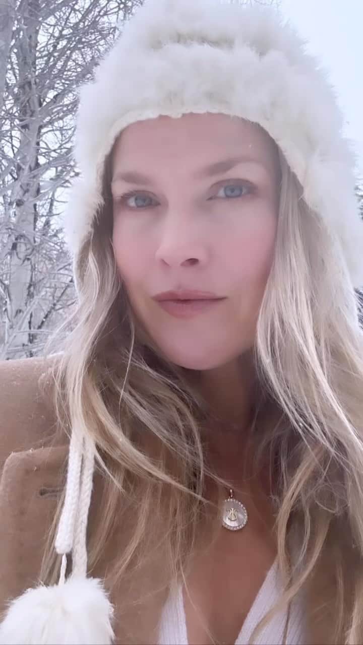 アリ・ラーターのインスタグラム：「Happy 2023!!! I am finally coming out of the holiday daze, and I am ready to charge into the New Year! I am kicking it off with a cleanse, healthy meals, moving my body, and reading. I feel like I always start the year like this before I slide into devious ways and get out of balance! 😇😂😈Honestly, I am so excited for this New Year. Creating more than ever before, continuing my Forever Gold journey, making this extraordinary book into a movie, playing with my kids in nature, building a new home, having adventures with friends and meeting positive spirits along the way, working within the hunger community to make sure everyone has a meal because food heals, embracing the beauty I have in my life, but also embracing all the challenges and using them as tools for growth. I want to thank this incredible community. My wish to you is a year where you thrive and laugh along the way! Rumi says it best, What you seek is seeking you. ✨💫✨」