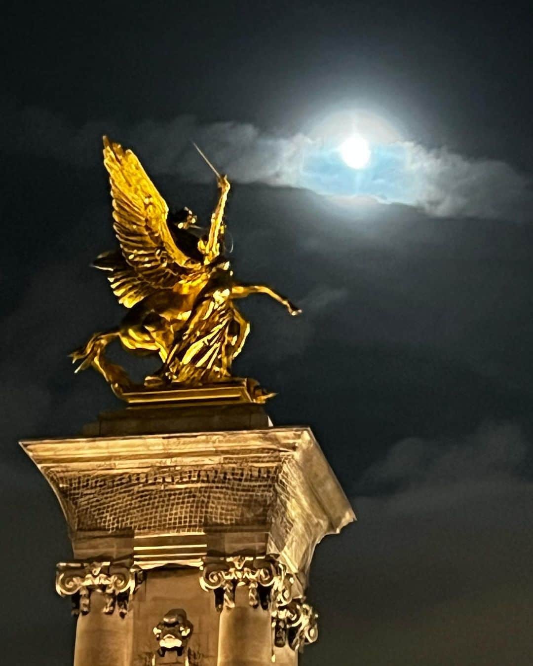 ノーマン・リーダスのインスタグラム：「“Full wolf moon”on my bday night. Bring it!  (thank you everyone for the niceness today )😎❤️」