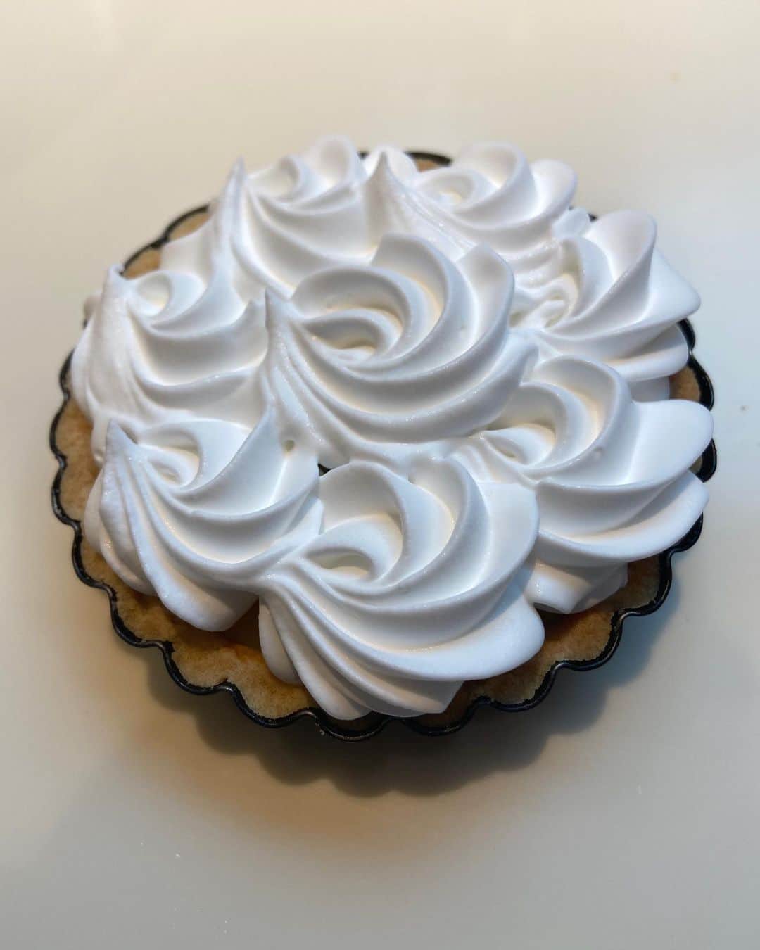SUPER CAKESのインスタグラム：「Lemon tart anyone ? 🍋  #bakinglove #pastry #desserts #lemon #homemade #lemontart #instadessert #foodphotography #lemoncurd #lemonlover #patisserie #lemonpie #foodporn #foodart #tart #frenchpastry」