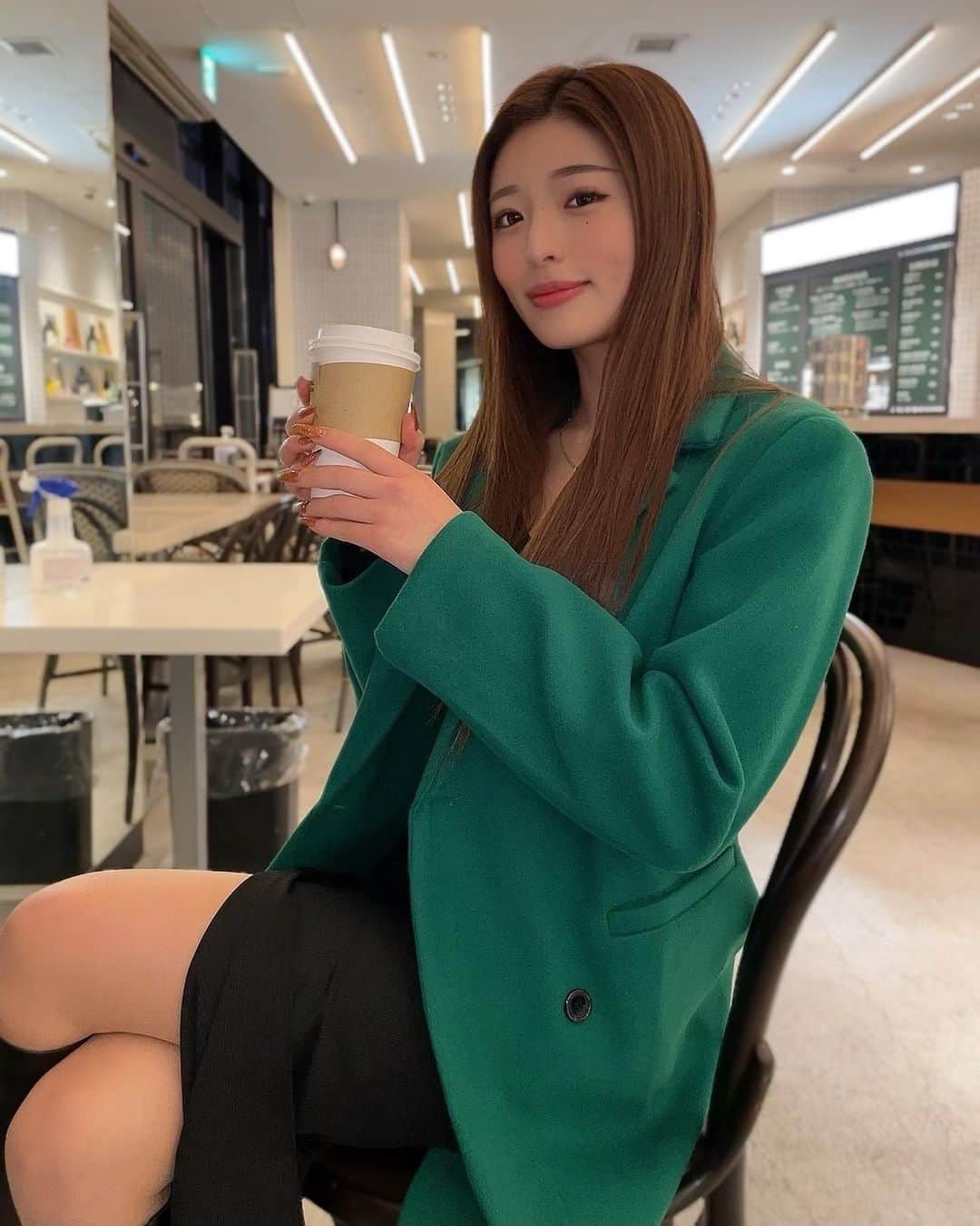 MIYABIのインスタグラム：「寒いねぇ〜❄️  コーヒーはブラック派☕️  アホ面もたまには📸  どれが好きぃ？💚  #cyberjapan  #ミヤビーム」