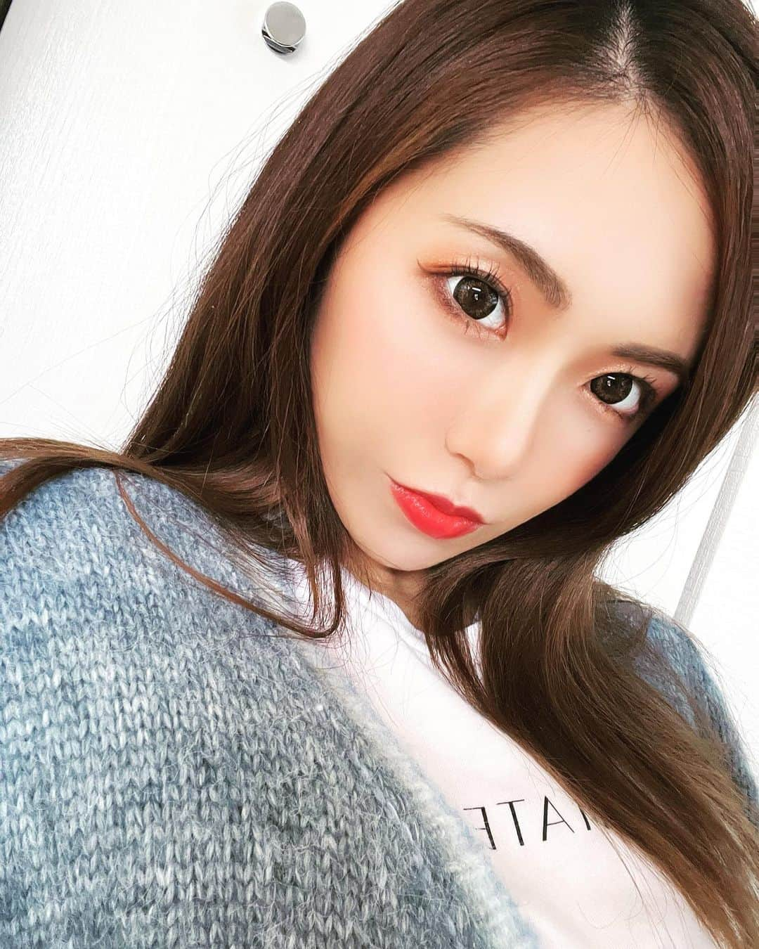 藤咲美由のインスタグラム：「明けましておめでとうございます⛩✨  久しぶりの投稿かしら？？ 実はあれがあれちゃんで あーなっちゃうもんだから、 今までの投稿全て消しました🥹 深い意味はないんだけど、 しっかりお仕事をしていく2023年なので、 心機一転いたしました🧚🏼‍♀️✨  今年も自分軸を大切にして、 物事をきちんと考えて判断出来る 大人でありたいなと思います🫶🏻🤍  周りの方への感謝、優しさを忘れずに、 目線は高く、 腰は低く、 心は広く、 頑張っていきましょう🫶🏻🧚🏼‍♀️✨  生きているだけで大変な今の世の中、 何より自分を1番大切にしていこうね🤍  自分に自信のない人も、 絶対に長所はあるからね🤍  短所を見つけて卑下するのではなく、 長所を見つけて褒められるように🤍  自分の人生は自分だけのものだから、 他人任せではなく、 自分の意志を持って突き進もうね🤍  自分の顔の好きな部分は "真顔でも口角があがっているところ☺️" 沢山自分の好きな所を見つけて 自信を持って生きていこー！🥰🤍 (仲良しおすぅが自分の好きな所 紹介してて真似したよ🥰わら)  2023年も学び、経験、成長していって、 愛で溢れたパワフルママでいきます👩🏻💪🏽❤️‍🔥  今年もよろしくお願いします❤️‍🔥❤️‍🔥❤️‍🔥  #自分軸 #見えない本質を見抜く」