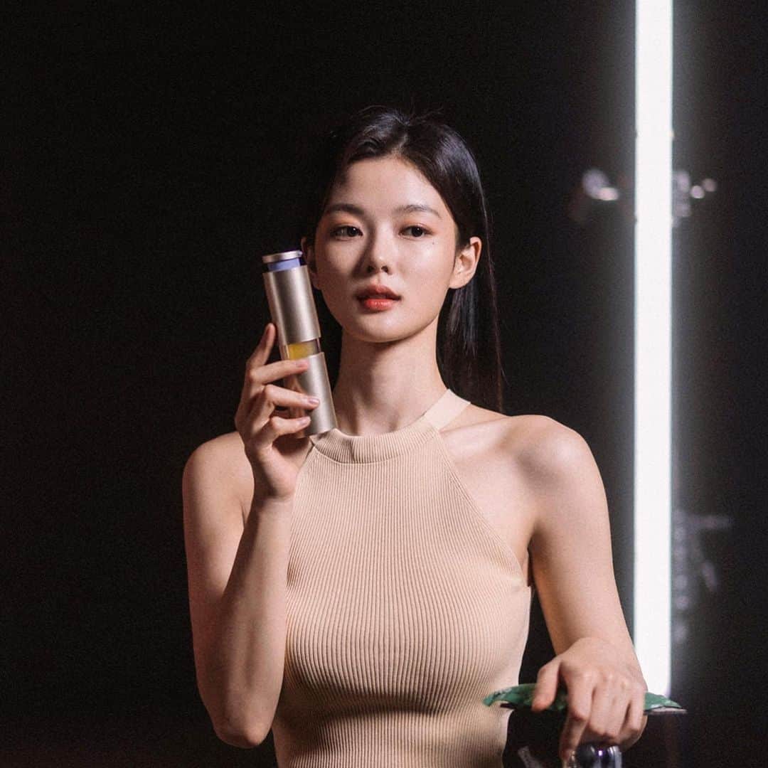 キム・ユジョンのインスタグラム：「LANEIGE.💛  #laneige #perfectrenew #3xserum #AD」
