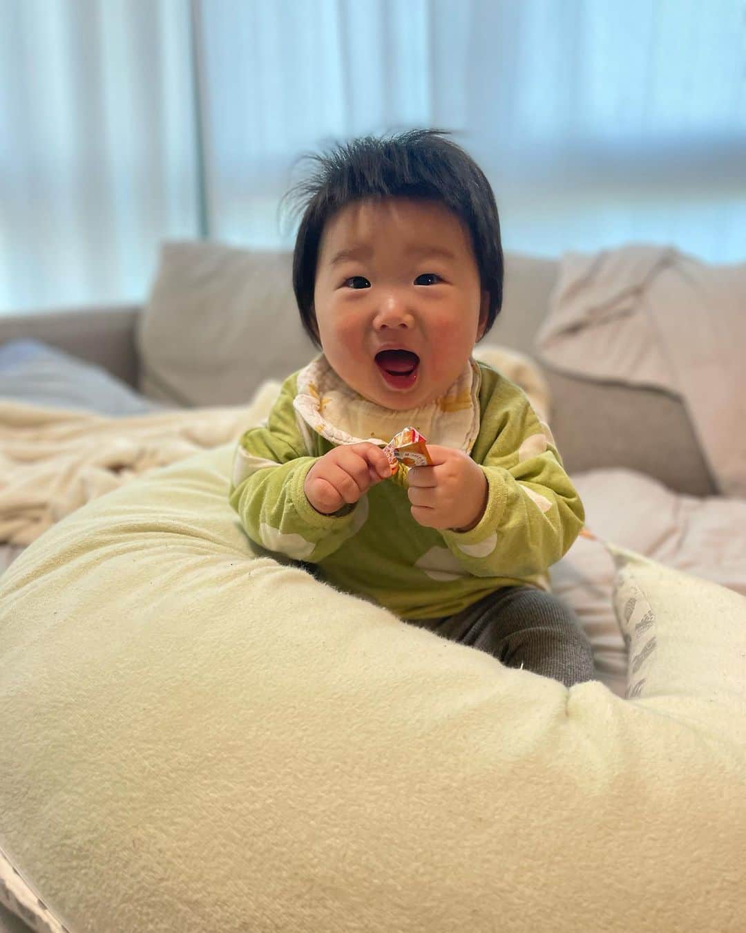 乾亜由美さんのインスタグラム写真 - (乾亜由美Instagram)「もうすぐ一歳になる、二男への母性が止まらない説🥺 やはり2人目は何かと余裕で、ある程度楽しめる説🥹  #二男あるある」1月7日 17時50分 - inuiayumi