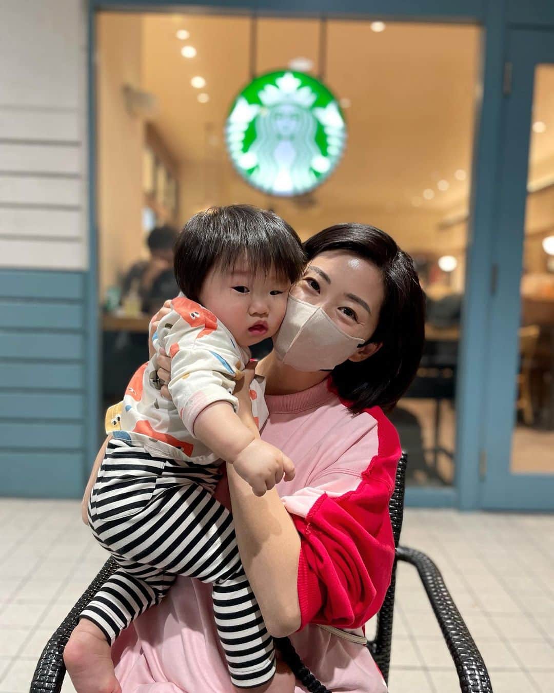 乾亜由美さんのインスタグラム写真 - (乾亜由美Instagram)「もうすぐ一歳になる、二男への母性が止まらない説🥺 やはり2人目は何かと余裕で、ある程度楽しめる説🥹  #二男あるある」1月7日 17時50分 - inuiayumi