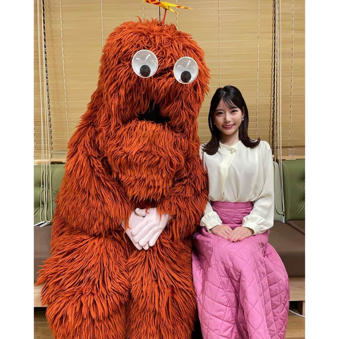 竹俣紅のインスタグラム：「☀️ 年始の「ソラよみ」にはムックが来てくれました！ ⁡ ムックは雪男の男の子なので、 この冷え込みでも寒くないのだそう☺️ 佇まいも話し方も落ち着いているムックですが、 カメラを向けたら、お茶目にポーズをとってくれました✨ ムック、ありがとう！ ⁡ ⁡ そして、金曜日にはついに南極からガチャピンが帰ってきましたよー！ ⁡ みなさん、良い週末を😊 ⁡ ⁡ #イット #ソラよみ #ムック #ガチャピン」