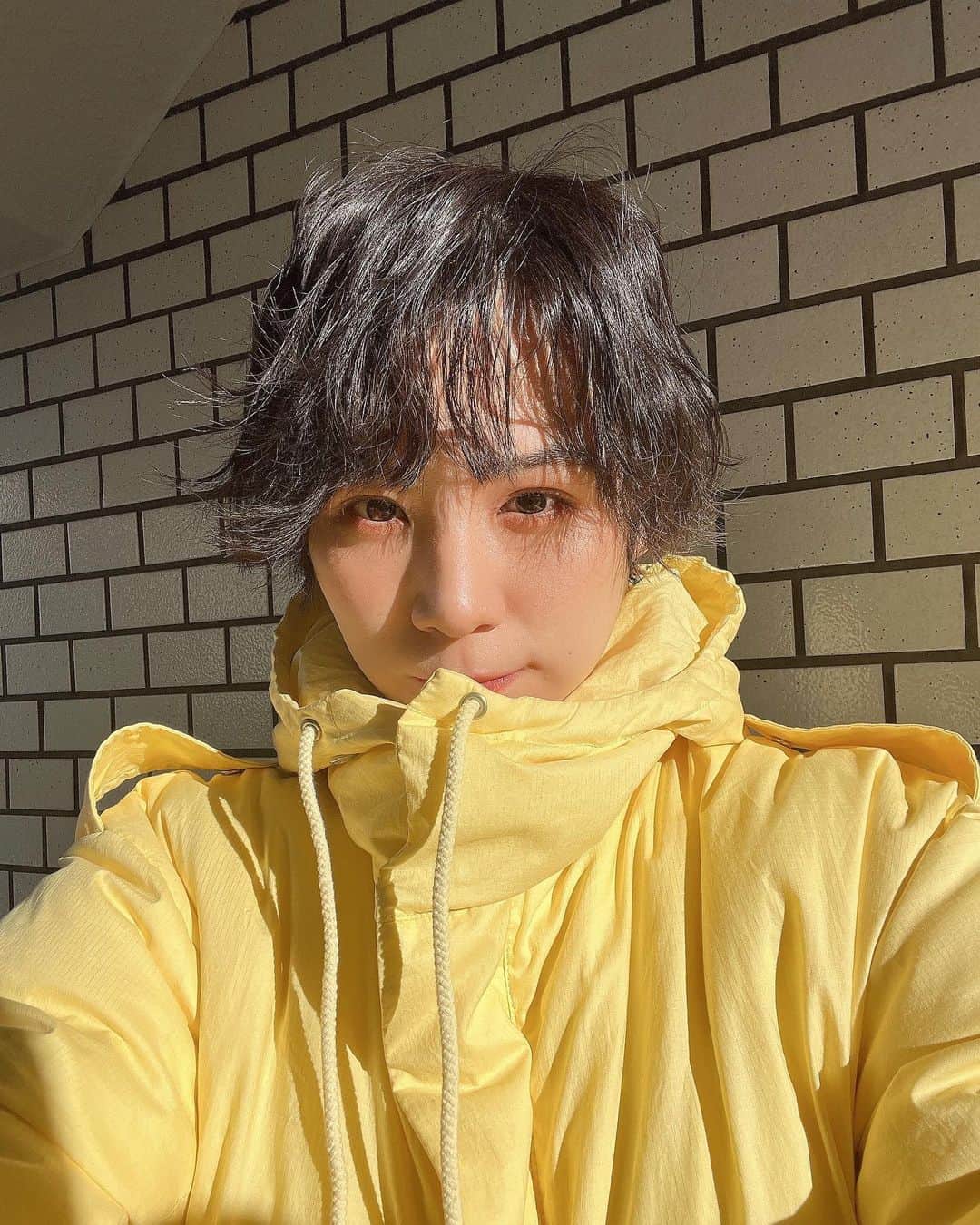 光永のインスタグラム：「ブルベ冬の血色オレンジメイク🍊 YEAUのピンク系の持っててめちゃ良くて、新色のオレンジ系も挑戦してみたけど、やっぱ良かった🥹🧡✨ 指で伸ばすだけで一丁上がりやから助かる🫰🏻 ㅤㅤㅤㅤㅤㅤㅤㅤㅤㅤㅤㅤ ㅤㅤㅤㅤㅤㅤㅤㅤㅤㅤㅤㅤ #YEAU #オレンジメイク #血色メイク #血色チーク #ブルベ冬 #ブルベ冬コスメ #ブルベ冬メイク #ショートヘアアレンジ #ショートパーマ #マッシュショート」