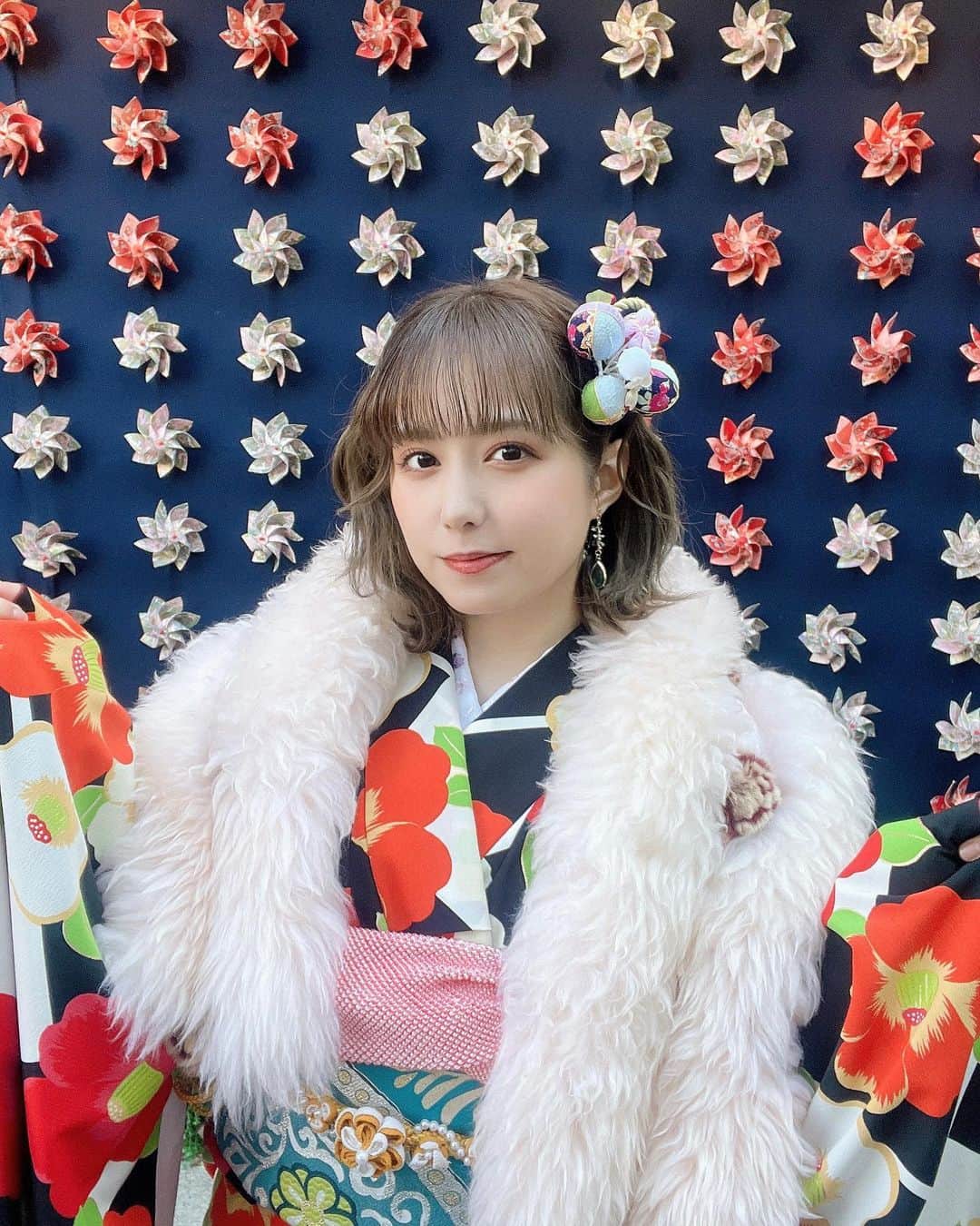 前田美里のインスタグラム：「晴れ着👘 IN浅草。 . . #浅草  #撮影会 #晴れ着 #振袖  #ショート  #被写体 #ノスタルジック #写真好きな人と繋がりたい  #ファインダー越しの私の世界 #櫻坂46 #日向坂46 #アイドル #ヲタク #photo #フォロワー募集中 #kimono #japanesegirl #fashion #japan #asakusa #follow #followme #좋아요 #팔로우미 #팔로미 #오오티디」