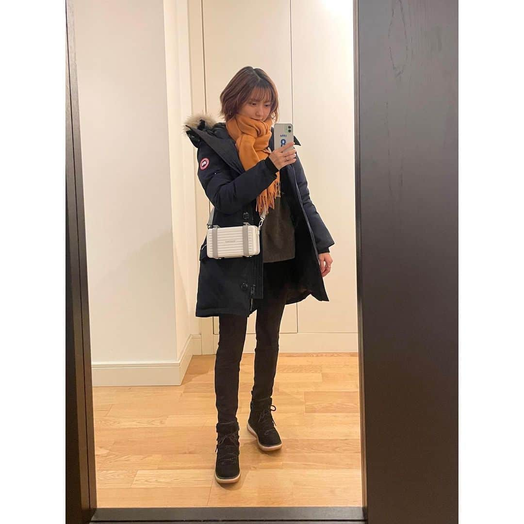 真野恵里菜さんのインスタグラム写真 - (真野恵里菜Instagram)「⚽️ この季節の夜9時キックオフ 気温4度の時の観戦スタイル🏟 . . スペインは夜9時のキックオフも多いので (ヨーロッパは他の国も多いかな？！) この季節は寒さ対策必須です❄️ 昨日、試合を観に行った時の服装は ヒートテック靴下 超極暖ヒートテック上下を中に着込み ヒートテックウルトラストレッチハイライズレギンスパンツ といった全身ヒートテックに包まれ😂 タートルネックの厚手のニット UGGのもこもこスニーカーブーツ カナダグースのダウン マフラー🧣 この時は家を出る前でまだしてないけど手袋も！🧤 更に膝掛けも持って行ってます！！ . . こんな寒い中試合をする選手のみんなは本当にすごいし 寒さに負けないくらい熱い応援をする サポーターの皆さんもすごい😭✨ 昨日は新年最初の試合だったので いつも近くの席にいる顔馴染みの方々と Feliz año👋🏻と挨拶を交わして心がほっこりしました☺️ . . みんなの寒さ対策もあれば教えてください🥹 #寒さ対策 #防寒コーデ  #寒さに負けない #ヒートテック #今年も頑張ろう #マフラー #ミラノ巻き」1月7日 18時10分 - erinamano_official