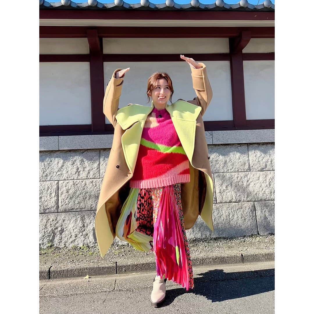 宇賀なつみのインスタグラム：「.  今年最初の【土曜はナニする⁉︎】 いきなり朝さんぽから始まりましたが、いかがでしたか？  川崎大師は馴染みのある場所だったので、 嬉しくてウキウキしておりました。  衣装もなんだか派手‼︎ 大好きな色に包まれて幸せ〜〜 袖が長かったから、写真もアレでしたね(^^)  今年も楽しい土曜日の朝をお届けしていきますので、 よろしくお願いいたします♡  coat knit skirt @msgm jewelry @vendomeboutique_official @vendomeaoyama_official shoes @himiko_shoes  #土曜はナニする  #宇賀なつみのてくてく朝さんぽ  #関西テレビ #フジテレビ #宇賀なつみ」