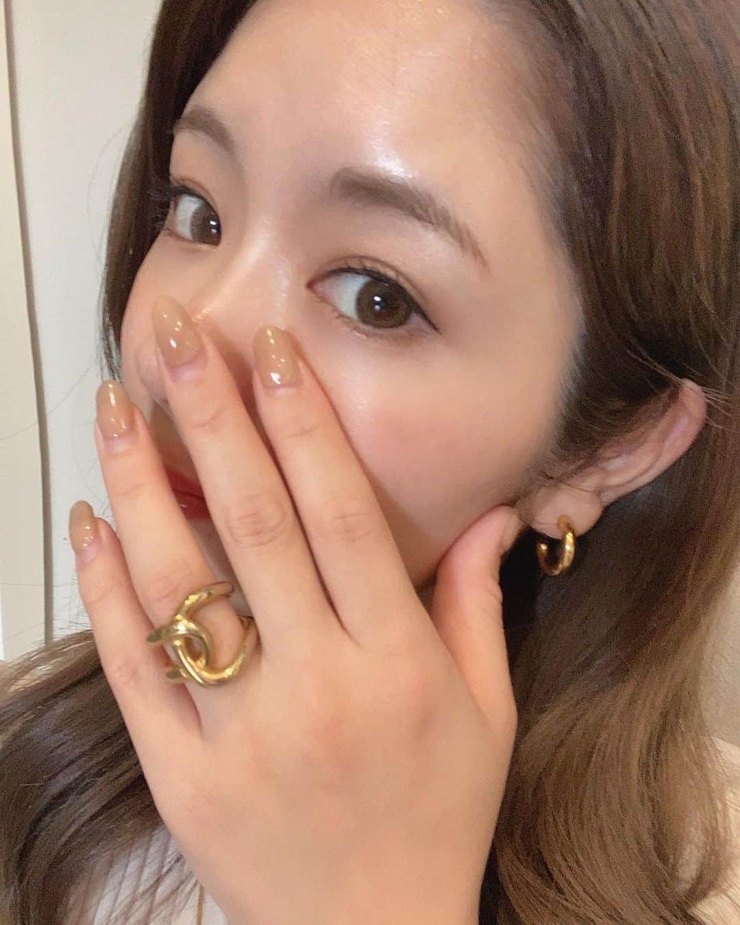 のインスタグラム：「_  お気に入りのアクセ達🤍 @cene_316l   結婚指輪以外はgoldで統一してつけてるよ🤍  この指輪の形が手を長く細く見せてくれて手が盛れる🥺💕💕  ゴールドアクセ好きすぎて また最近集めてる〜♡  #アクセサリー#ゴールドアクセサリー #accessory#ピアス#リング#ネイル」