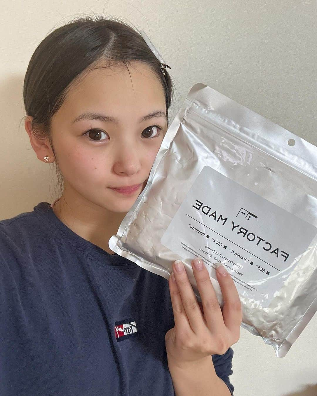 筒井莉子さんのインスタグラム写真 - (筒井莉子Instagram)「「FACTORY MADE」さんの マスクを使ってみました♡ @official_factory_made   普段パックを使わない私ですが これを機に、、、🤭  パックの剥がれる感じが苦手だったんですけど このパックはしっかり密着してくれるので、剥がれが気にならなかったです😌 しかも、美容液たっぷりなのでしっかり保湿してくれます💓  今回、朝使ってみたんですけど 化粧ノリが良すぎてびっくりしたし メイクが凄く楽しかったです🫣  ちゃんとパックします。笑  そして、私の娘ちゃんは パックしてる姿を見て めちゃくちゃ怯えてました☺️ かわいい☺️  #パック #マスク #ファクトリーメイド #factorymade #美容液 #お肌が喜ぶ」1月7日 11時32分 - riko.02tsutsui