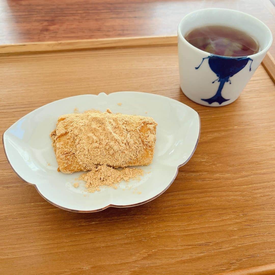 のインスタグラム：「⋆⸜☾⸝‍⋆  以前ストーリーに載せていたお気に入りのお皿たちときな粉餅。  『昆虫好きな息子がいるので、どこのものか知りたい』と質問頂きましたので、お返事。  手前の蛾？蝶？のお皿は頂きもので、作家さんのお名前が思い出せないのですが…… 奥のカブトムシのそば猪口は、  @toubou_kibi さんの作品です。 クワガタも持ってます★  以前、お友達と、大好きな高知～愛媛旅行をした際に @mitsu_utsuwa さんにて出会いました( ◜ω◝ )  またきな粉餅食べたくなって来ちゃった…  ＊追記＊ コメントで教えて頂けました！ 蝶々のお皿は、水野克俊さんという方の作品だそうです。 ありがとうございます(^^)」