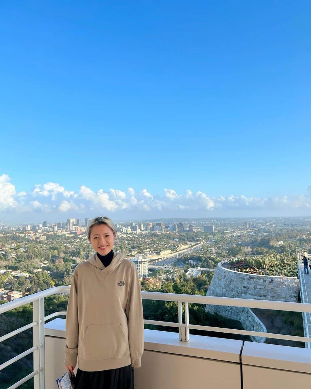 のインスタグラム：「Frohes neues Jahr! 2023 from LA🇺🇸  今年も爆速で、駆け上がりたい。まずは、早々に始まるUNIQLO projectから🏃‍♀️🏃‍♀️🏃‍♀️  私を包む平穏とは裏腹に、心の奥底にある孤独や戸惑い、時々耐え難い恋しさ。もしかすると、色々なことを置き去りにしてきたのかもしれないけれど、ただ真っ直ぐ心赴くまま 走り続けることだけが、私がずっと求めていたことだから、色んなものを潔く手放して、私は先に行きます。私は進みます。新しい世界への期待と、覚悟に、胸が震える日々。絶望さえも わたしの糧。すべては、自分を解放する手段だから。  素敵な１年にしましょう💫  #2023 #neujahr #happynewyear #年始早々いろんな芸術に触れました」