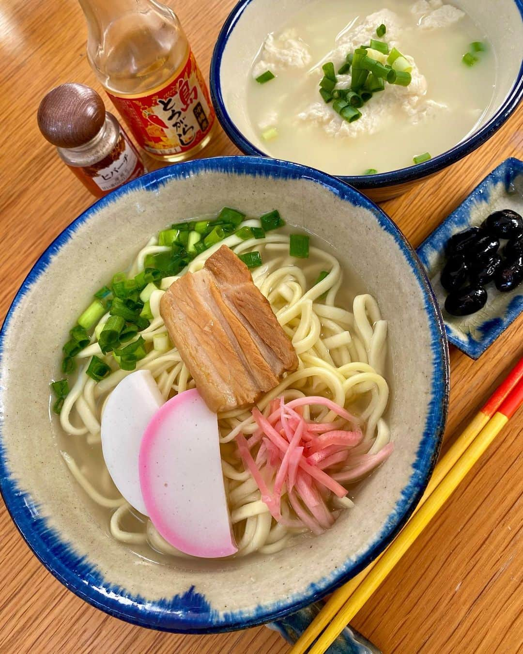 クボタマサヒコさんのインスタグラム写真 - (クボタマサヒコInstagram)「🍜 年末年始の沖縄行きが叶わなかったのでせめてもと年越しそばに用意していた沖縄そばをやっと！(ゆし豆腐もね)  #沖縄そば #ゆし豆腐 #やちむん #沖縄 #okinawa #ヤージ小 #麺は八重山そばとミックス」1月7日 12時33分 - kubota_masahiko