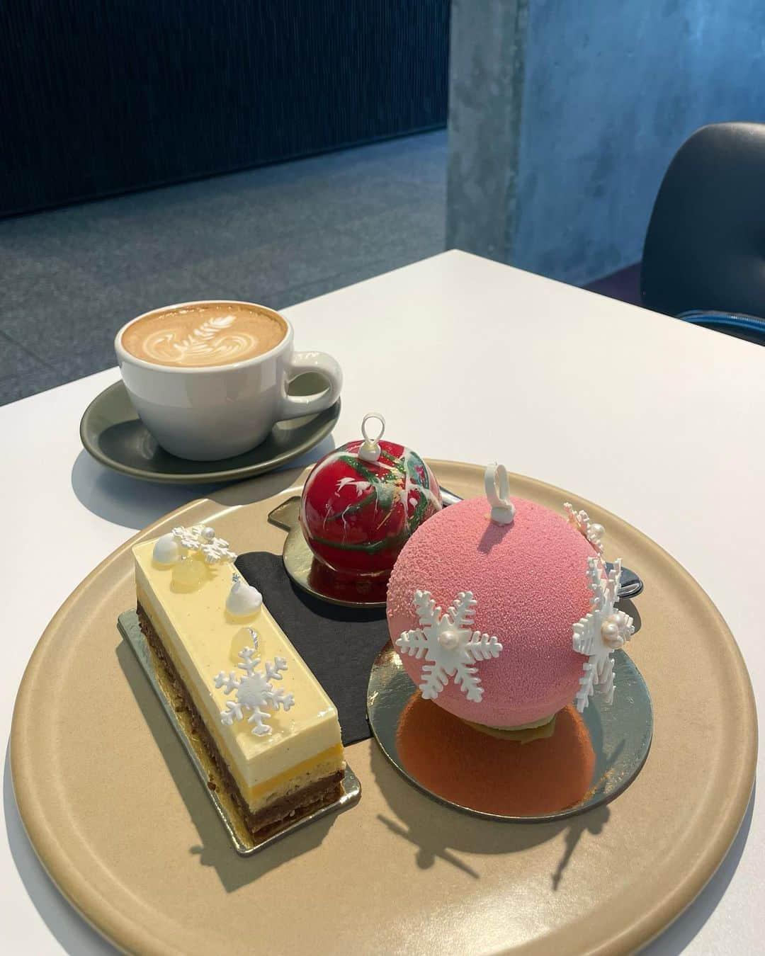 あゆみのインスタグラム：「Cake day🍰🤍 #0106 . シドニー来てから食べたケーキたち！ 知らなかったけど日本のケーキの日って聞いて昨日ケーキ5個食べた。𓃟全部タグ付けしてるから参考にしてね〜 . . . #ケーキの日 #シドニーカフェ #シドニー #オーストラリア #ワーホリ#旅行  #sydney #cafe #sydneycafe #cake #australia #travel」