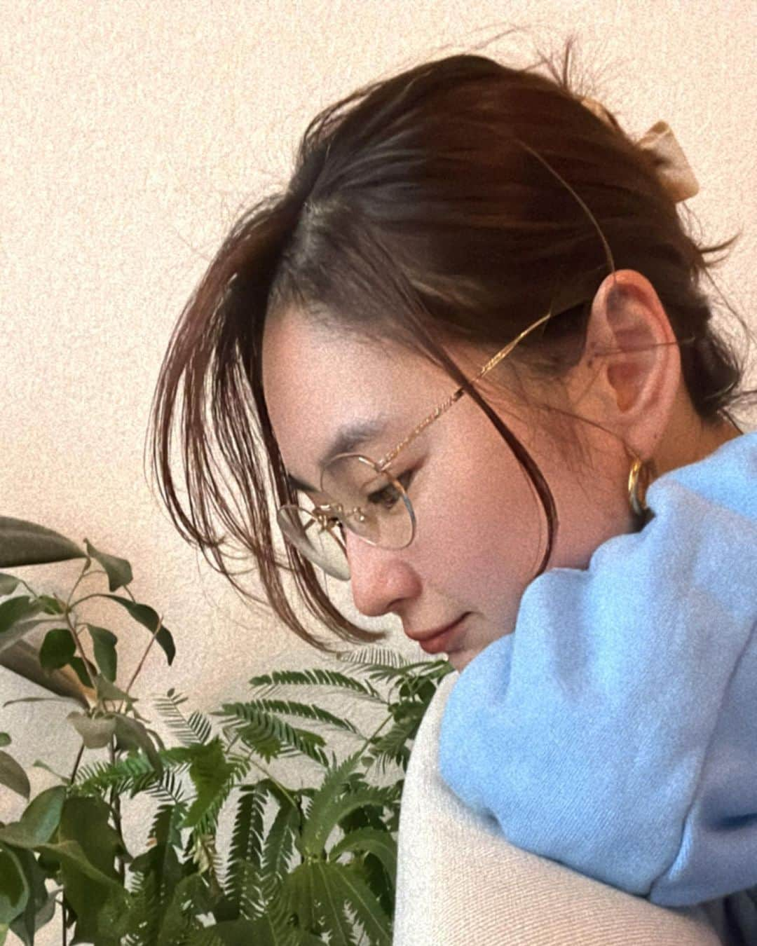 荒井奈緒美さんのインスタグラム写真 - (荒井奈緒美Instagram)「Happy New year🎍  2023年もどうぞよろしくお願い致します🐰🤍  年始の目標を掲げたり、立てなければいけない計画みたいな大きな区切りみたいなのがちょっと苦手で、自分の中でのタイミングを見つけたいしそれって言わなくてもはじめていたりするとおもう。 だけど新年に清らかな気持ちでやりたいことを言うのは気持ちがいいことでもあるよね。 今年も健康第一に幸せに暮らせますように。  そう。 強いて言うなら 部屋の中を完成させるのは年内に終わらせたい。笑  もうちょっと語学を勉強したい  習い事したいお年頃なので娘と共に色々通おうと思う🫧  #2023」1月7日 12時57分 - naomi__arai