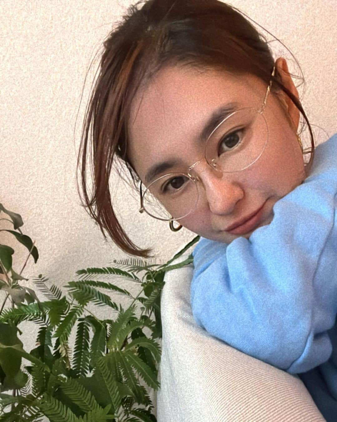 荒井奈緒美さんのインスタグラム写真 - (荒井奈緒美Instagram)「Happy New year🎍  2023年もどうぞよろしくお願い致します🐰🤍  年始の目標を掲げたり、立てなければいけない計画みたいな大きな区切りみたいなのがちょっと苦手で、自分の中でのタイミングを見つけたいしそれって言わなくてもはじめていたりするとおもう。 だけど新年に清らかな気持ちでやりたいことを言うのは気持ちがいいことでもあるよね。 今年も健康第一に幸せに暮らせますように。  そう。 強いて言うなら 部屋の中を完成させるのは年内に終わらせたい。笑  もうちょっと語学を勉強したい  習い事したいお年頃なので娘と共に色々通おうと思う🫧  #2023」1月7日 12時57分 - naomi__arai