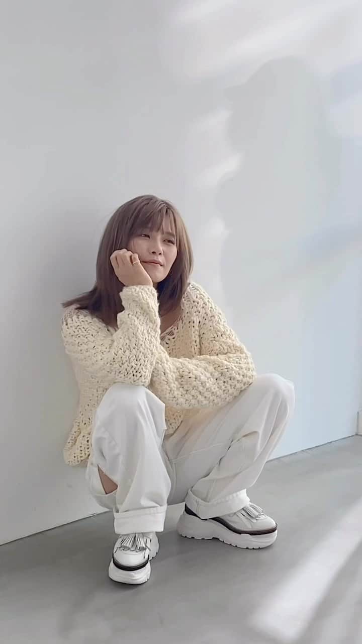のインスタグラム：「. オフィシャルホームページの撮影風景📸💕  ナチュラルで自然体な感じ💭  #オフショット #撮影の裏側 #宇野実彩子 #AAA」