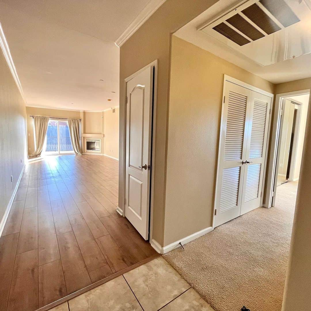 小嶋彩乃さんのインスタグラム写真 - (小嶋彩乃Instagram)「OPEN HOUSE TOMORROW!  - Great Location in West LA - 2bd/2ba top floor corner unit - High ceiling and great view - Washer and Dryer in unit - Side by side parking  **明日、土曜日の1-4pm オープンハウス** West LAで最高のロケーションにあるコンドミニアムの2ベッドルーム! 徒歩圏内になんでもそろっていて、UCLAまでもバス一本。トップフロアの角部屋でどの部屋も明るいです。キッチンとジュニアベッドルームは青空と遠くにハリウッドヒルズの景色が眺められます。 コンドミニアム自体がとても綺麗にメンテナンスされていて、屋上からの眺めは最高です✨  #newlisting #homesforsale #condoforsale #househunting #realtor #losangeles #california #openhouse #家探し #不動産売買 #アメリカ生活 #ロサンゼルス在住 #カリフォルニア」1月7日 13時01分 - ayano_realtorusa