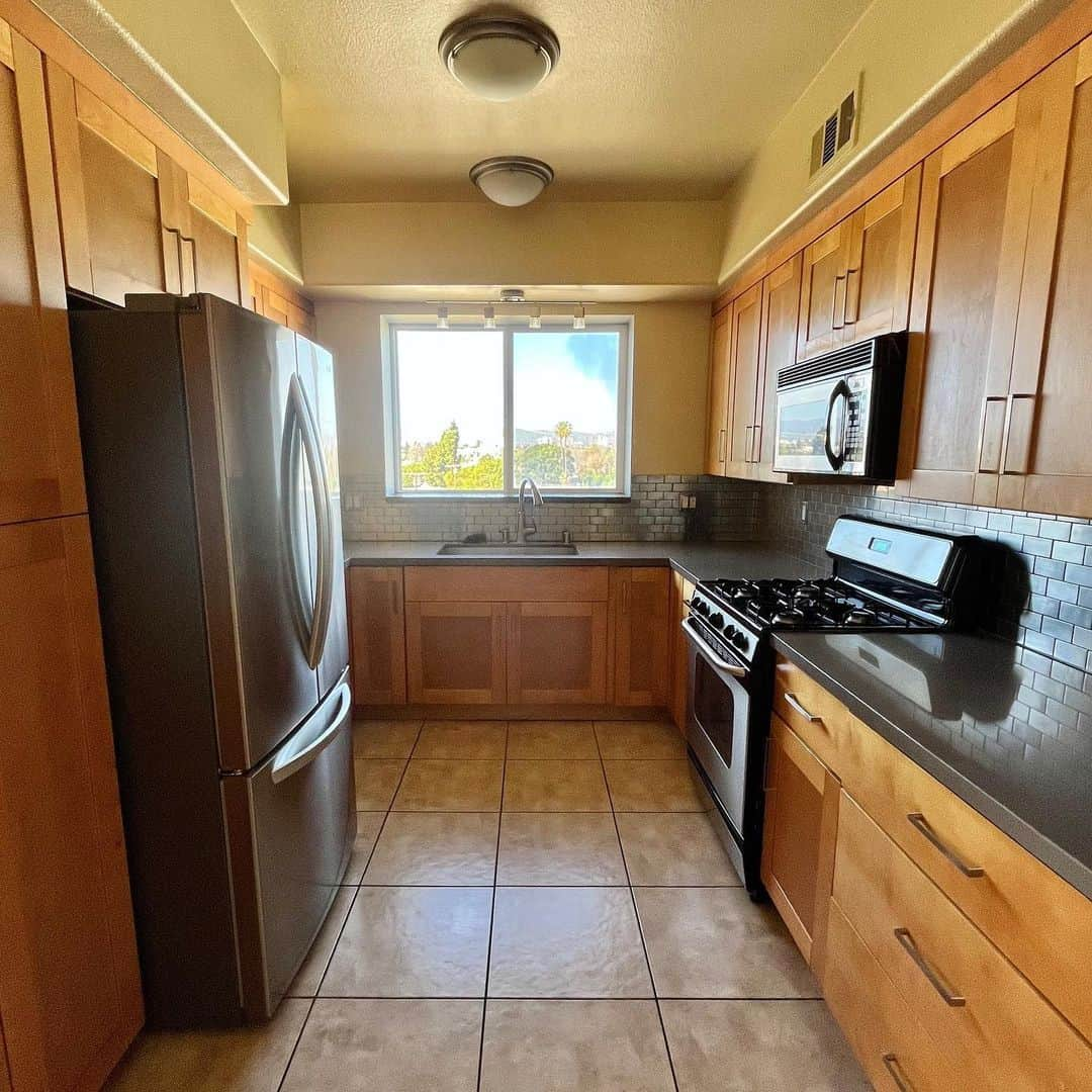 小嶋彩乃さんのインスタグラム写真 - (小嶋彩乃Instagram)「OPEN HOUSE TOMORROW!  - Great Location in West LA - 2bd/2ba top floor corner unit - High ceiling and great view - Washer and Dryer in unit - Side by side parking  **明日、土曜日の1-4pm オープンハウス** West LAで最高のロケーションにあるコンドミニアムの2ベッドルーム! 徒歩圏内になんでもそろっていて、UCLAまでもバス一本。トップフロアの角部屋でどの部屋も明るいです。キッチンとジュニアベッドルームは青空と遠くにハリウッドヒルズの景色が眺められます。 コンドミニアム自体がとても綺麗にメンテナンスされていて、屋上からの眺めは最高です✨  #newlisting #homesforsale #condoforsale #househunting #realtor #losangeles #california #openhouse #家探し #不動産売買 #アメリカ生活 #ロサンゼルス在住 #カリフォルニア」1月7日 13時01分 - ayano_realtorusa