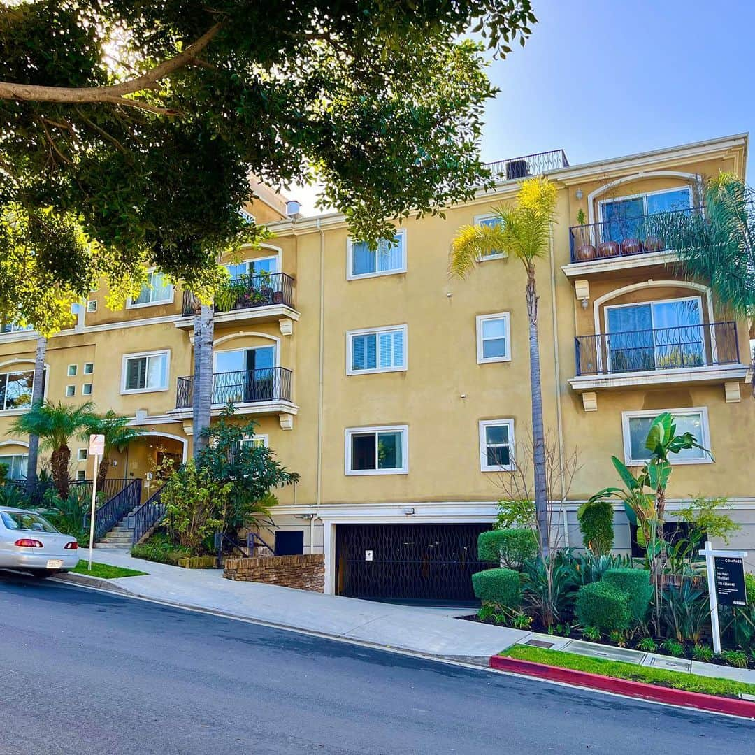 小嶋彩乃さんのインスタグラム写真 - (小嶋彩乃Instagram)「OPEN HOUSE TOMORROW!  - Great Location in West LA - 2bd/2ba top floor corner unit - High ceiling and great view - Washer and Dryer in unit - Side by side parking  **明日、土曜日の1-4pm オープンハウス** West LAで最高のロケーションにあるコンドミニアムの2ベッドルーム! 徒歩圏内になんでもそろっていて、UCLAまでもバス一本。トップフロアの角部屋でどの部屋も明るいです。キッチンとジュニアベッドルームは青空と遠くにハリウッドヒルズの景色が眺められます。 コンドミニアム自体がとても綺麗にメンテナンスされていて、屋上からの眺めは最高です✨  #newlisting #homesforsale #condoforsale #househunting #realtor #losangeles #california #openhouse #家探し #不動産売買 #アメリカ生活 #ロサンゼルス在住 #カリフォルニア」1月7日 13時01分 - ayano_realtorusa