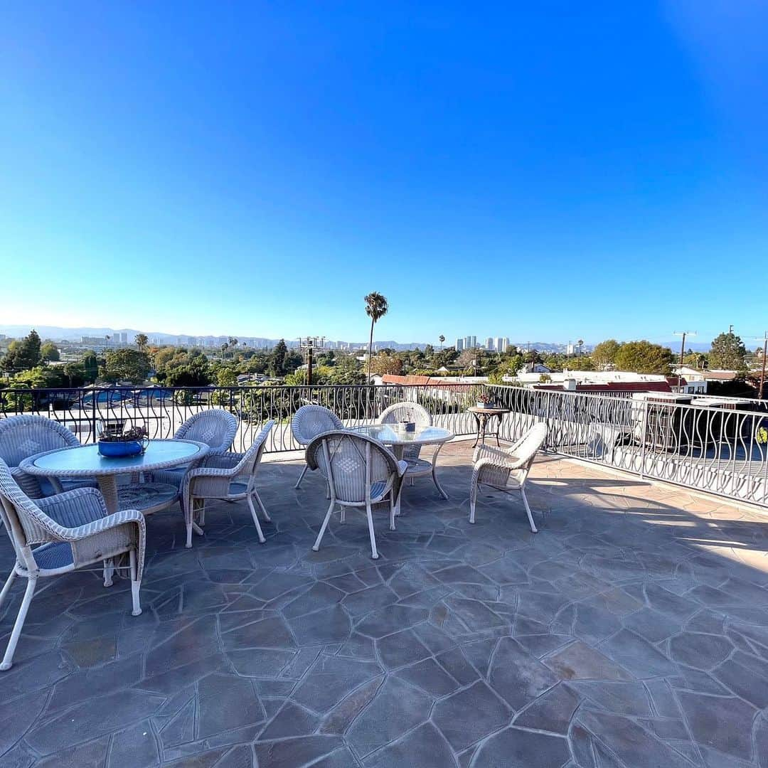 小嶋彩乃さんのインスタグラム写真 - (小嶋彩乃Instagram)「OPEN HOUSE TOMORROW!  - Great Location in West LA - 2bd/2ba top floor corner unit - High ceiling and great view - Washer and Dryer in unit - Side by side parking  **明日、土曜日の1-4pm オープンハウス** West LAで最高のロケーションにあるコンドミニアムの2ベッドルーム! 徒歩圏内になんでもそろっていて、UCLAまでもバス一本。トップフロアの角部屋でどの部屋も明るいです。キッチンとジュニアベッドルームは青空と遠くにハリウッドヒルズの景色が眺められます。 コンドミニアム自体がとても綺麗にメンテナンスされていて、屋上からの眺めは最高です✨  #newlisting #homesforsale #condoforsale #househunting #realtor #losangeles #california #openhouse #家探し #不動産売買 #アメリカ生活 #ロサンゼルス在住 #カリフォルニア」1月7日 13時01分 - ayano_realtorusa