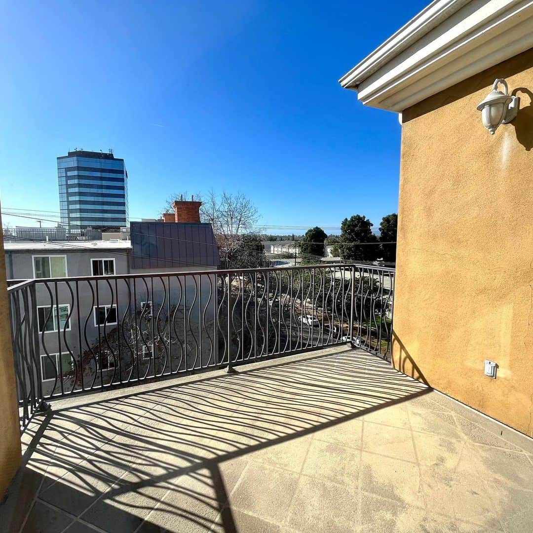 小嶋彩乃さんのインスタグラム写真 - (小嶋彩乃Instagram)「OPEN HOUSE TOMORROW!  - Great Location in West LA - 2bd/2ba top floor corner unit - High ceiling and great view - Washer and Dryer in unit - Side by side parking  **明日、土曜日の1-4pm オープンハウス** West LAで最高のロケーションにあるコンドミニアムの2ベッドルーム! 徒歩圏内になんでもそろっていて、UCLAまでもバス一本。トップフロアの角部屋でどの部屋も明るいです。キッチンとジュニアベッドルームは青空と遠くにハリウッドヒルズの景色が眺められます。 コンドミニアム自体がとても綺麗にメンテナンスされていて、屋上からの眺めは最高です✨  #newlisting #homesforsale #condoforsale #househunting #realtor #losangeles #california #openhouse #家探し #不動産売買 #アメリカ生活 #ロサンゼルス在住 #カリフォルニア」1月7日 13時01分 - ayano_realtorusa