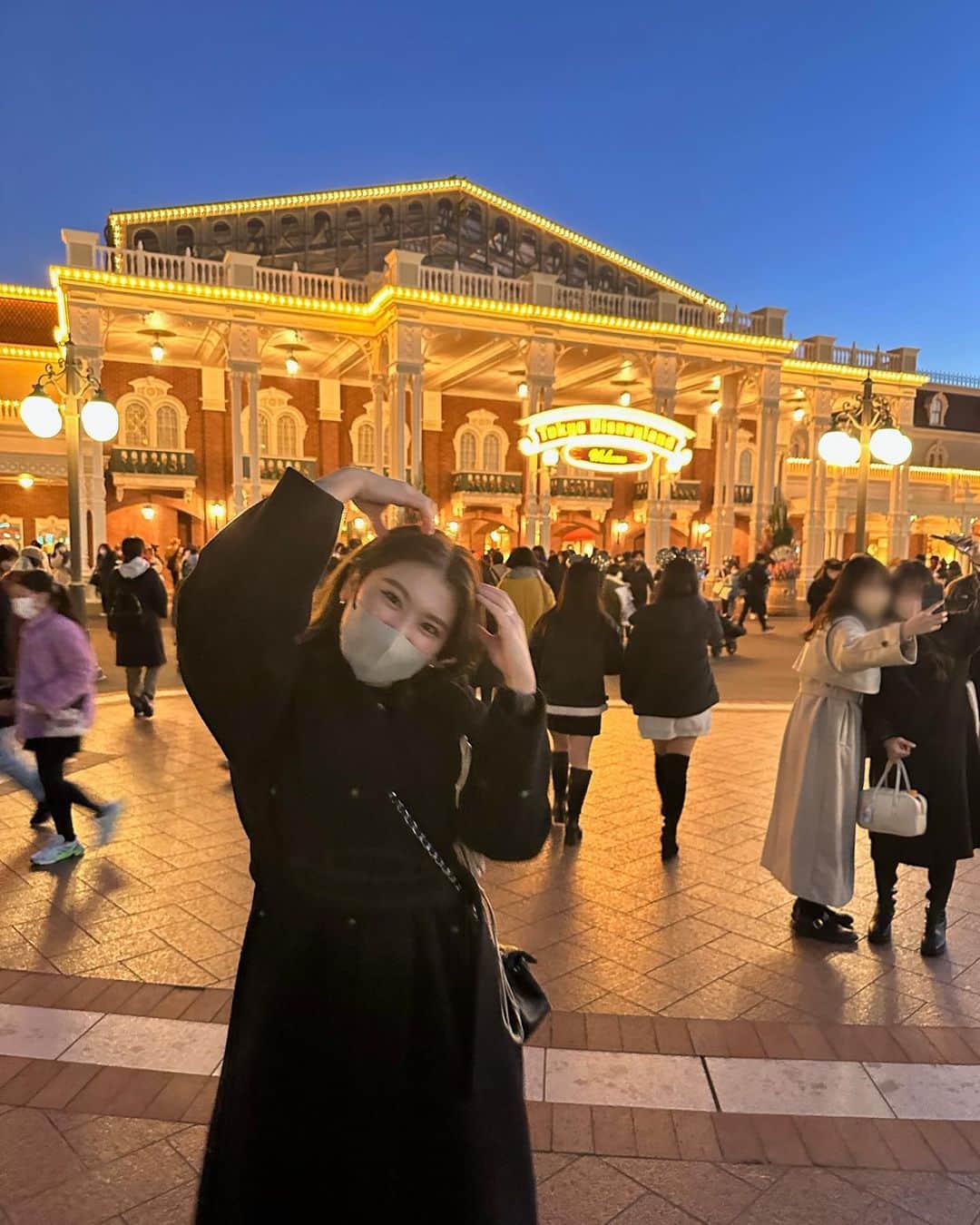 久松郁実のインスタグラム：「⁡ ⁡ 明けましておめでとうございます🎍✨ 今年も皆様よろしくお願いします💛💛💛 ⁡ 初めてのお正月ディズニー🐭🖤 久しぶりのディズニーだったので テンション上がった〜〜💫 ⁡ #2023」