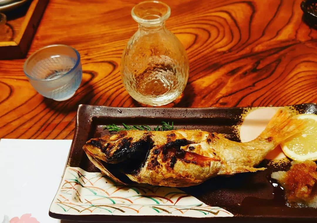 Ritsukoのインスタグラム：「島根へ行っておりました。 ご飯美味しかった。 のどぐろの塩焼きが絶品でした。 途中米子で食べたラーメンも美味しかった。 あとアルパカがめちゃ笑顔な顔してて可愛かった🦙 ̖́-☺︎  カピバラさんも居ました🎶  #しまね #島根旅行 #のどぐろ #のどぐろ塩焼き#鳥取 #米子 #アルパカ #アルパカと記念撮影 #今枠labo #スタミナラーメン #カピバラさん #大山トムソーヤ牧場」