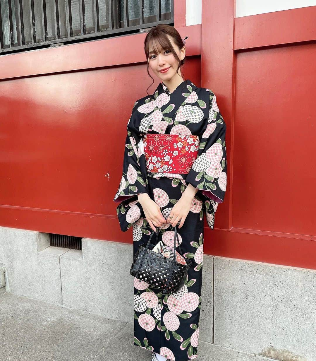 諸塚香奈実のインスタグラム：「今年も三が日は毎年恒例の浅草へ初詣🎍  浅草とても賑わってた☺︎ みなさんは年始ゆっくりできましたか？？  #食べ正月 #2023年もよろしくお願いします  #🐰」