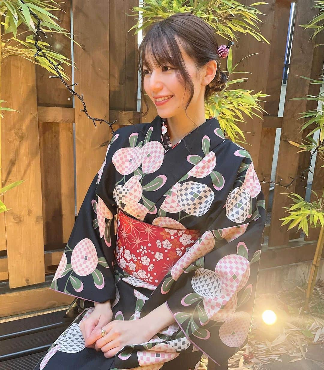 諸塚香奈実さんのインスタグラム写真 - (諸塚香奈実Instagram)「今年も三が日は毎年恒例の浅草へ初詣🎍  浅草とても賑わってた☺︎ みなさんは年始ゆっくりできましたか？？  #食べ正月 #2023年もよろしくお願いします  #🐰」1月7日 18時40分 - moro_ciao