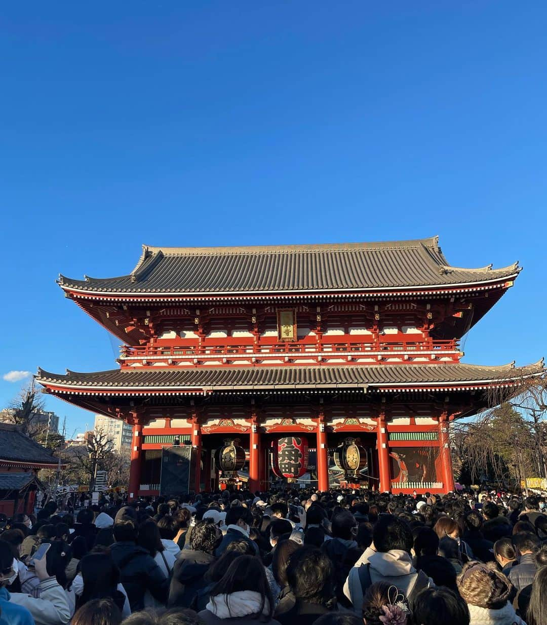 諸塚香奈実さんのインスタグラム写真 - (諸塚香奈実Instagram)「今年も三が日は毎年恒例の浅草へ初詣🎍  浅草とても賑わってた☺︎ みなさんは年始ゆっくりできましたか？？  #食べ正月 #2023年もよろしくお願いします  #🐰」1月7日 18時40分 - moro_ciao