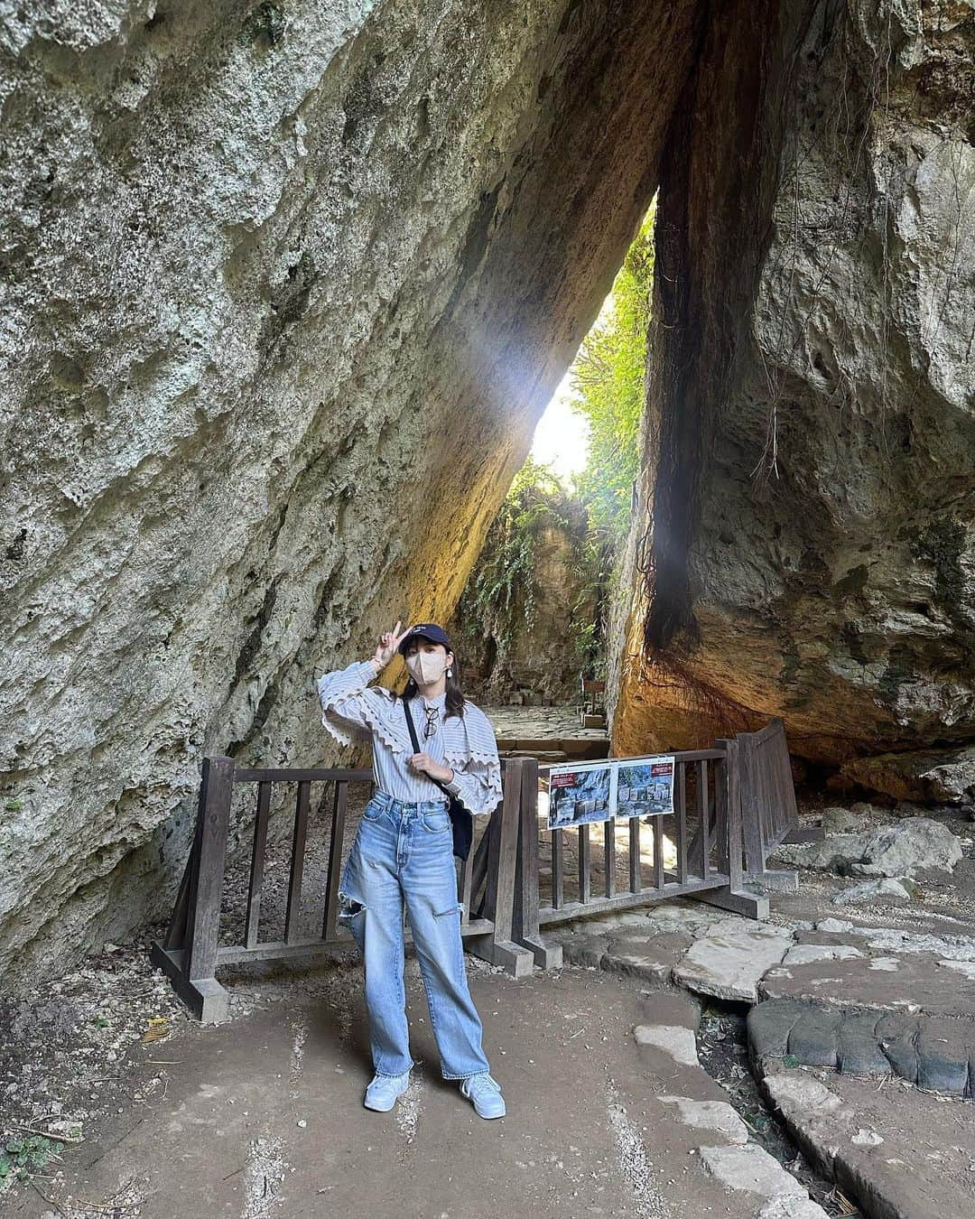 水野まいさんのインスタグラム写真 - (水野まいInstagram)「行ってみたかった斎場御嶽🫣❤️🫶. . ちょうど太陽が差し掛かってる🥳🥳. . 沖縄行って３日目にようやくレンタカーを手に入れて、ドキドキ運転ドライブして行ってきた☺️✌️✨. . 運転大好きマンなのでいろんな景色見れて最高だったし、たまたまだと思うけど渋滞に巻き込まれなくて沖縄の道路すきってなった🥹❤️. . 今度はあったかい時期に行きたいなぁ😌✨. . . #沖縄 #沖縄旅行 #沖縄観光 #斎場御嶽 #女子旅 #女子旅行 #親子旅行 #ドライブ #旅行 #全国旅行支援 #親孝行 #親孝行旅行 #旅 #スナイデル #マウジー #ナイキ #ウサギオンライン #ドライブ旅行 #snidel  #ジーユー #ユニクロ #usagionline #moussy #nike #uniqlo #gu」1月7日 13時15分 - predia_mizuno_mai