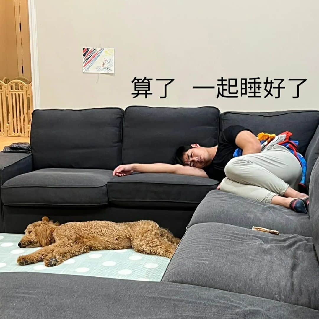 チェン・ウェイン（WeiYin Chen）さんのインスタグラム写真 - (チェン・ウェイン（WeiYin Chen）Instagram)「爸爸你為什麼晚餐時間在睡覺？ 你到底要睡多久？ 算了，一起睡好了 終於醒了」1月7日 13時29分 - chenweiyin0721