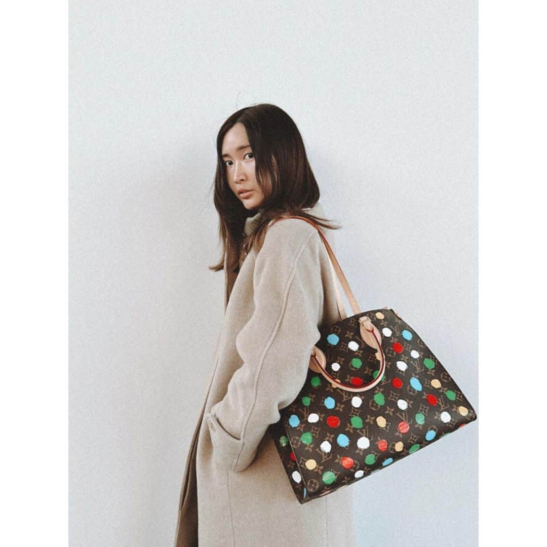 のインスタグラム：「新年仕事始めに選んだ @louisvuitton の草間弥生コラボバッグ「オンザゴー MM」🔴🟡⚪️  昨年のクリスマスプレゼントで頂いたもので、モノグラム･キャンバスにあしらったマルチカラーのペインティッドドットがポップな存在感を放ってくれています🥰❤️‍🔥  ミニポシェットとアトラップ・レーヴも同じタイミングでおろしました🥰✨  Bag @louisvuitton  Coat.Knit.Pants @facade_pattern  Sneaker @hermes」