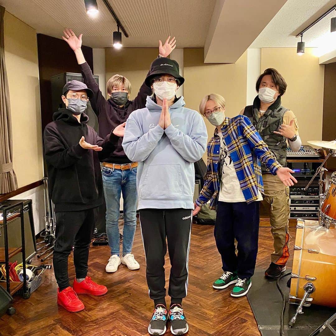 のインスタグラム：「ONE ELEMENT RH☺︎ みんなの演奏がかっこいいので つい歌うの忘れそうになる（笑） 1/14が楽しみ。  2枚目のオミーがかわよ。  新曲もUPしたので御贔屓に！！  ■ONE ELEMENT「Star Art」  youtube.com/watch?v=kPWJKt…」