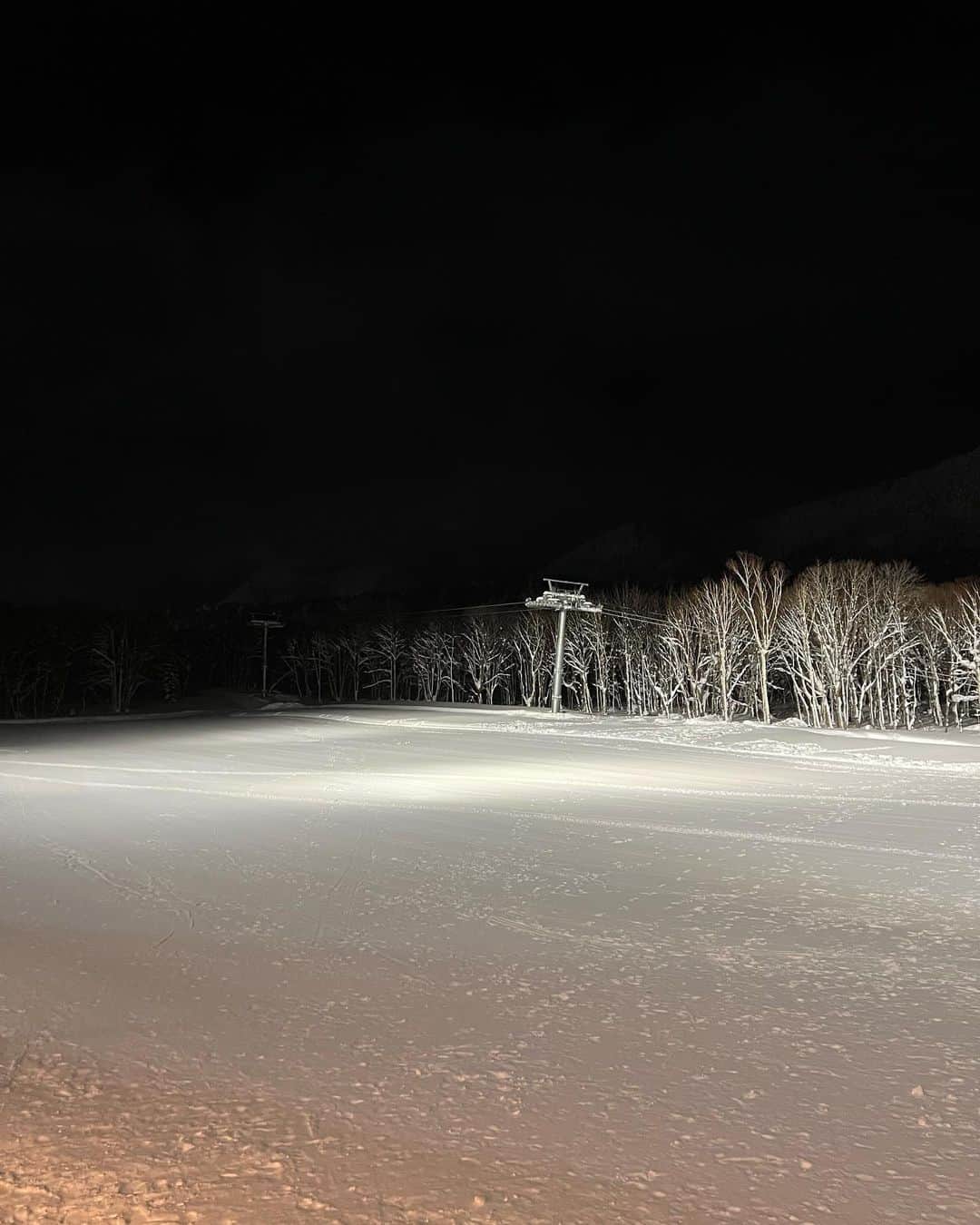 のインスタグラム：「北海道は寒かった！ それにしても3枚目！ いつもいうけどうちの息子はすぐ脚がギャルになる。。。」