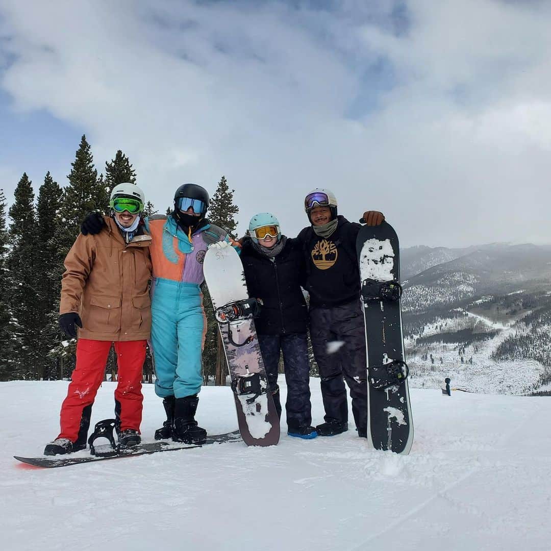 ブレナ・ダウエルのインスタグラム：「This is how we ride 🏂❄️ starting the new year off right!」