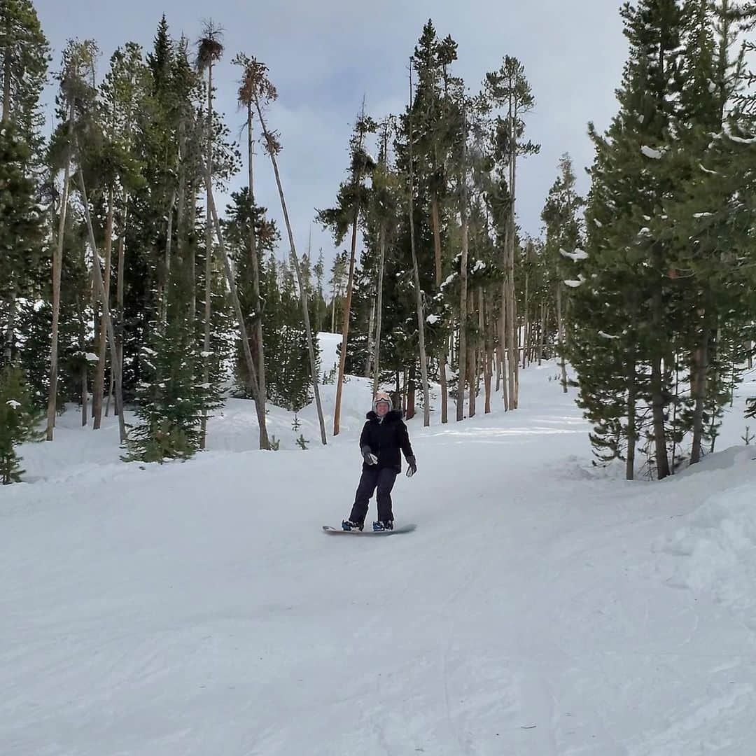 ブレナ・ダウエルさんのインスタグラム写真 - (ブレナ・ダウエルInstagram)「This is how we ride 🏂❄️ starting the new year off right!」1月7日 14時15分 - brenna_dowell