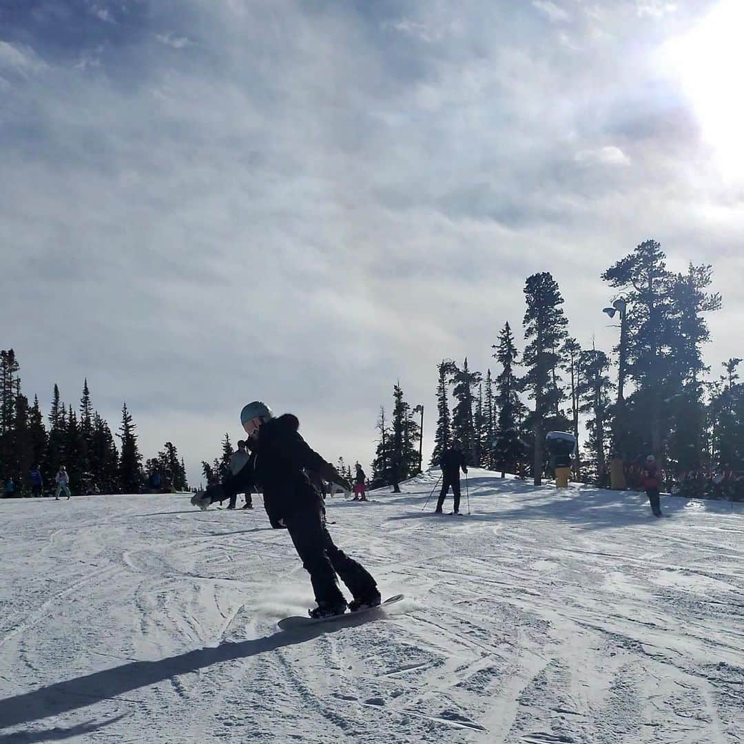 ブレナ・ダウエルさんのインスタグラム写真 - (ブレナ・ダウエルInstagram)「This is how we ride 🏂❄️ starting the new year off right!」1月7日 14時15分 - brenna_dowell