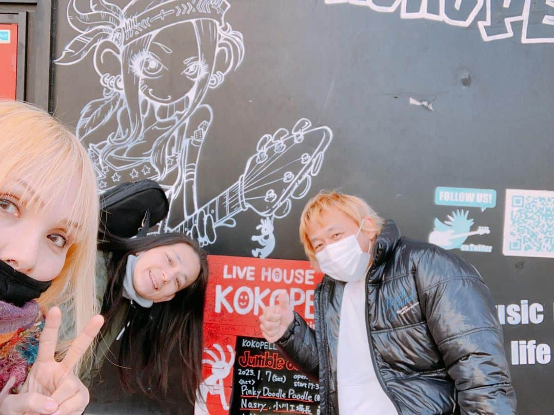 PINKY DOODLE POODLEさんのインスタグラム写真 - (PINKY DOODLE POODLEInstagram)「今夜のライブ会場 静岡県藤枝市のKOKOPELLIに到着❣️  @livehousekokopelli   楽しむぜぃ♪  #pinkydoodlepoodle  #highenergyrocknroll  #highenergyrockband #japaneserockband #chickenranchrecords #gibsonguitars #gibsonbass  #eb3 #shortscalebass #lespaul #lespaulgoldtop #lespauldeluxe  #vintagegibson #marshallamps #vintageamp #rockbassist  #orbcable #electrovoicemicrophones #treblebooster #femalerocker #liveinjapan2023」1月7日 14時42分 - pinkydoodlepoodle