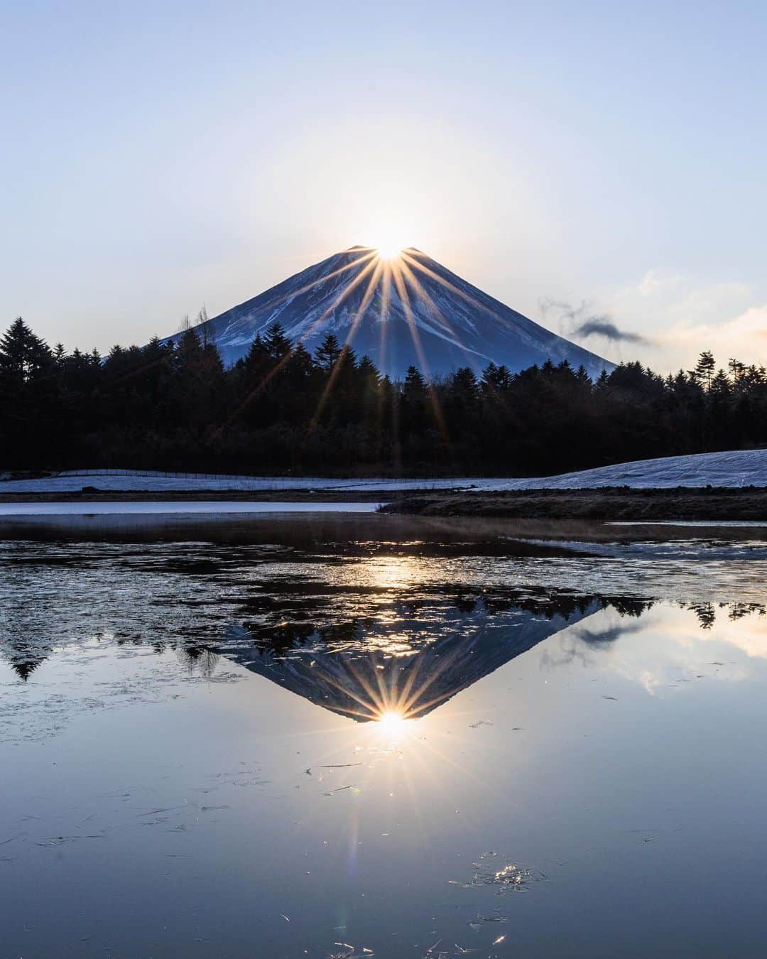 のインスタグラム：「2023年の始まりに相応しい最高のダブルダイヤモンド富士💎🗻  ちょうど一年前に雲に阻まれて出会うことのできなかった姿をこうして拝むことができた。 本当にありがたい。  今日という日が、 皆さんにとっても輝かしいスタートになりますように🙏✨  #ダブルダイヤモンド富士 #ダイヤモンド富士 #富士山 #謹賀新年 #本栖湖 #mtfuji #fujisan #diamondfuji #worldheritage #japantravel #japantrip #canon #canonR5 #beautifuldestinations #discoverjapan #discoverearth #voyaged #awesome_photographers #IamATraveler #wonderful_places #japanphoto #japanphotography #japan_of_insta #livingonearth #theglobewanderer」